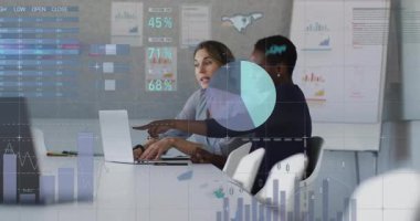 Bilgisayara veri giriliyor. Animasyon çizelgeleri hazırlayan iki kadın ve iş analizi için harita örtüşmeleri. İşbirliği, veri görselleştirme, iş zekası, ofis ortamı, dijital analizler, takım çalışması, profesyonel