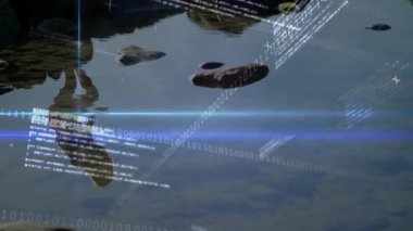 Gelgit havuzunda çömelmiş bir kadın AR teknolojisini kullanarak ikili kod ve mavi lazer ışınlarını gösteriyor. Fütüristik, teknoloji, keşif, kıyı, doğa, sürükleyici, yenilik