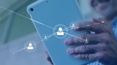 Teknoloji pazarlaması için genişleyen kullanıcı ağını başlatmak için elinde tablet tutan bir işadamı. Teknoloji, dijital, bağlantı, sosyal, yenilik, kurumsal, modern