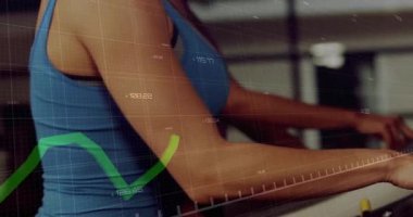 Mavi elbiseli kadın arkadaşlarıyla koşu bandında fitness grafik takip hızını başlatıyor. Fitness, dayanıklılık, motivasyon, atletizm, sağlık, eğitim, hareket