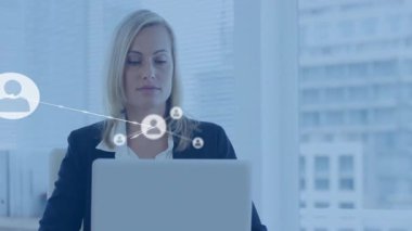 Teknik yönetici dizüstü bilgisayarı izliyor, internette genişleyen animasyon simgeleri takım büyümesine bağlanıyor. Teknoloji, bağlantı, ağ, dijital, yenilik, profesyonel, modern