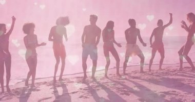 Arkadaşlar günbatımı kumsalında dans hareketlerini müziğe çeviriyor, pazarlama için pembe kalpler üretiyor. Kutlama, yoldaşlık, canlılık, açık hava, eğlence, neşe, arkadaşlık.