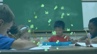 Öğretmenler eğilip kitabı işaret ederken çocuklar yüzen veri simgeleriyle öğretiyorlar. Eğitim, sınıf, işbirliği, okur yazarlık, dijital öğrenme, öğrenci bağlılığı, eğitim