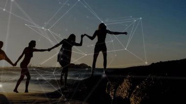 En uzun boylu kadın arkadaşlarının tırmanmasına yardım ediyor, teknoloji teması parlıyor. İşbirliği, birlik, dostluk, esneklik, macera, bağlantı, siluet