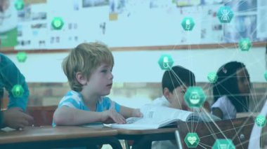 Eğitim için masaların üzerinden geçen yeşil altıgen simgeleri gibi ekran dışı öğretmenlere bakan öğrenciler. Eğitim, çocukluk, teknoloji, öğrenme, yenilik, sınıf, işbirliği