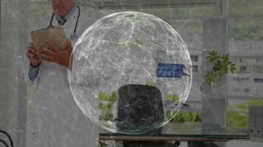 Erkek doktor panoya tıklıyor ve klinikteki verileri analiz ediyor. Holografik ağ yoğunlaşıyor. Teknoloji, yenilik, dijital, sağlık, analitik, gelecekçilik, profesyonellik