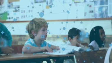 Sayfaları çeviren öğrenci, kamera görüntüledikçe simgelerin sürüklenmesine ve sınıfta dinleyen öğrencileri açığa çıkarmasına neden oluyor. Sınıf arkadaşları, eğitim, öğrenme, gençlik, takım çalışması, dijital, sınıf