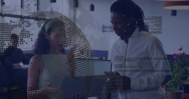 Dizüstü bilgisayarı meslektaşına doğru eğen kadın tablet teknolojisi projesini kapsayan animasyon çizelgesini başlatıyor. İşbirliği, yenilik, teknoloji, profesyonellik, takım çalışması, modern, çalışma alanı