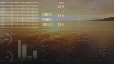 Günbatımı denizi yarı saydam finansal örtüyü başlatıyor. Veri tabloları ve haritalar görselleştiriyor. Deniz manzarası, analitik, veri görselleştirme, finansal grafikler, günbatımı aydınlatma, dijital arayüz, okyanus yansıması