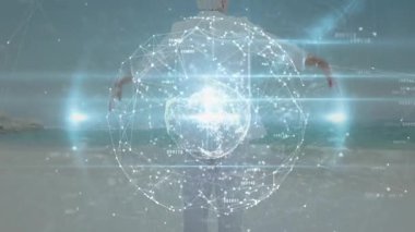 Kıyıda dikilirken, teknoloji şebekesi veri küresi oluşturuyor ve kollarını kaldırırken vücudu sarıyorlar. Gelecekçi, yenilikçi, bağlantı, ilham, dinginlik, dijital, teknoloji