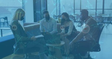 Ofiste konuşan maske takan çeşitli iş adamlarının veri işleme görüntüsü. Küresel iş ve dijital arayüz kavramı dijital olarak oluşturulmuş görüntü.