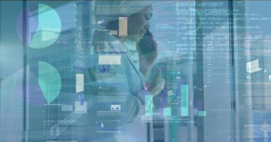 Akıllı telefon kullanan bir iş kadınının veri işleme görüntüsü. Küresel iş bağlantıları ve veri işleme kavramı dijital olarak oluşturulmuş görüntü.