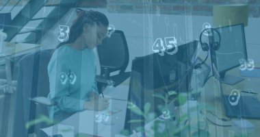 Ofiste çalışan iş adamının mali veri işleme görüntüsü. Küresel işletme finans veri işleme ve teknoloji konsepti dijital olarak oluşturulmuş görüntü.