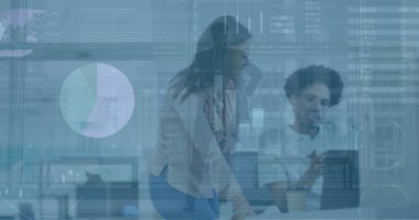 Ofisteki çeşitli iş arkadaşlarıyla ilgili finansal verilerin ve grafiklerin resmi. İş, finans, ekonomi, iletişim ve işbirliği konsepti dijital olarak oluşturulmuş görüntü.