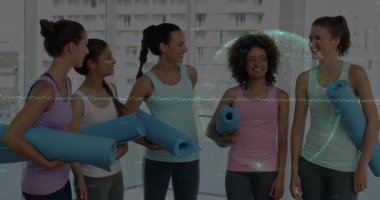 Beş fitness hocası grup çalışmasına başlamak için yoga minderlerini değiştiriyor, duruşlarını ayarlıyor ve gülümsüyor. Zindelik, sağlık, işbirliği, farkındalık, ahenk, açık hava, canlı