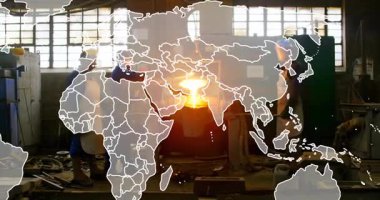 Dökümhane işçileri, küresel ağ örtüsünü gösteren erimiş metali kalıba döküyorlar. Endüstriyel, takım çalışması, işçilik, üretim, üretkenlik, mühendislik, yenilik