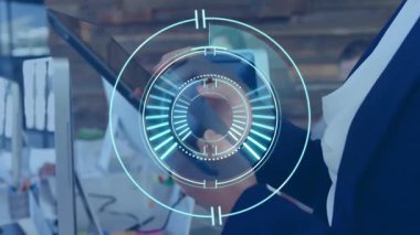 İş kadını elinde tablet tutuyor ve iş arkadaşları çalışırken parlayan veri tablolarını gösteriyor. Teknoloji, yenilik, dijital, işbirliği, analitik, modernite, bağlantı