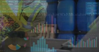 Yiyecek işleme işçisi sandığı kavradı. Meyveleri ayırmak için yuvarlandı. Sanayi, üretim, makine, otomasyon, kalite kontrol, verimlilik, temiz