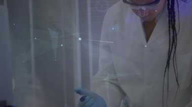 Bilim adamı pipete uzanıyor ve ağ grafikleri yoğunlaşarak laboratuvar testi için örnek çiziyor. Araştırma, yenilik, teknoloji, kesinlik, analitik, farmakoloji, sağlık hizmetleri