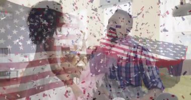 Aile yatak odasına pembe tüylü bir boa ile giren kız, şakacı bir stil için babasına sarılmış. Aile, kaynaşma, oyun, sevgi, aile içi, eğlence, yaşam tarzı