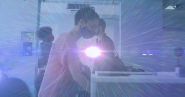 Ofisteki maskesinde oturan yüzü maskeli beyaz bir kadın. Küresel iş ve teknoloji kavramı