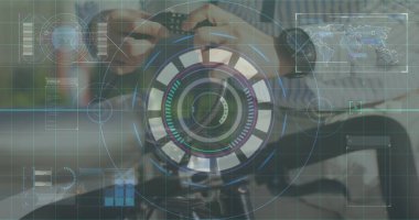 Parktaki bisiklet gidonuna bisiklet bilgisayarı takan olgun bir kadını gösterge paneliyle ayarlamak. Teknoloji, fitness, outdoor, navigasyon, spor, sağlık, dijital