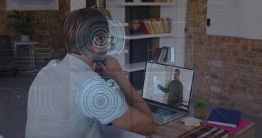 Kafkas erkek öğretmenin dizüstü bilgisayarında resim araması üzerine veri işleme görüntüsü. Okul ve eğitim teknolojisi kavramı