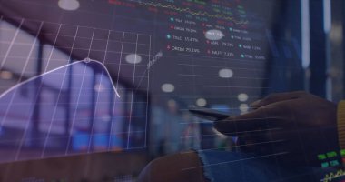 Finansal veriler ve grafikler, akıllı telefon kullanan beyaz adamın ellerinde. Finans, ekonomi, iletişim ve teknoloji konsepti dijital olarak oluşturulmuş görüntü.
