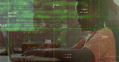 Okulda dizüstü bilgisayar kullanan Afrikalı Amerikalı bir çocuğa karşı veri işleme görüntüsü. Okul ve eğitim teknolojisi kavramı