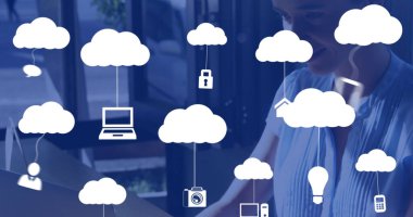 Kafkasyalı kadının dizüstü bilgisayarı olan bulutların görüntüsü. Küresel iş ve dijital arayüz kavramı dijital olarak oluşturulmuş görüntü.