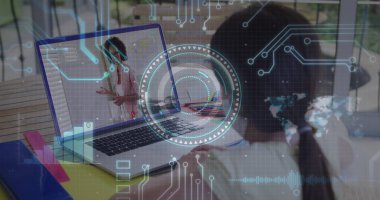 Laptop 'ta resim arayan bir kıza karşı, yuvarlak tarayıcı ve mikro işlemci bağlantılarının görüntüsü. Okul ve eğitim teknolojisi kavramı