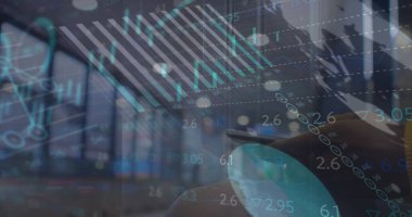 Şehir dışında akıllı telefon kullanan bir adamın görüntüsü. Küresel iş dünyası dijital arayüz teknolojisi ve dijital olarak oluşturulan ağ konsepti.