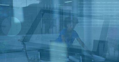 Afrikalı Amerikalı iş kadınının mali veri işleme görüntüsü. Küresel iş, iletişim, dijital arayüz ve dijital olarak oluşturulan veri işleme kavramı.