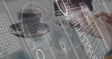 Bilgisayarı kullanarak ellerin üzerinde veri işleme resmi. Küresel iş ve dijital arayüz kavramı dijital olarak oluşturulmuş görüntü.