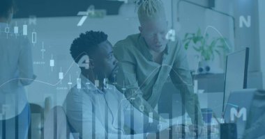 Ofisteki çeşitli erkek iş arkadaşlarının mali grafikleri ve verileri. İş, finans, ekonomi, veri işleme ve teknoloji konsepti dijital olarak oluşturulmuş görüntü.