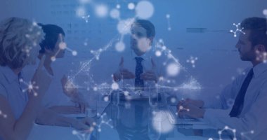 Beyaz gömlekli ve kravatlı konuşan erkek konferans masasında dizüstü bilgisayarlarla ağ düğümleriyle el kol hareketi yapıyor. İşbirliği, takım çalışması, kurumsal, analitik, profesyonel, iletişim, yenilik