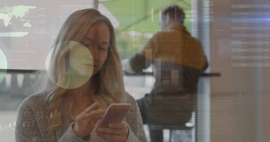 Ofisteki bir iş kadınının iletişim ağı görüntüsü. İş bağlantısı teknolojisi ve dijital arayüz konsepti dijital olarak oluşturuldu.