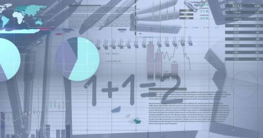 Not defterindeki denklem ve masadaki kırtasiye ile ilgili bilgi arayüzü resmi. Dijital bileşik, çoklu pozlama, rapor, finans, yatırım, matematik ve eğitim kavramı.