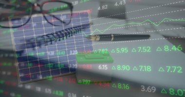 İstatistiklerin ve finansal veri işlemenin resmi masadaki defterin üzerinde. Küresel iş, bağlantılar, ağlar ve veri işleme kavramı dijital olarak oluşturulmuş görüntü.