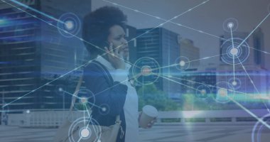 Akıllı telefondan konuşan Afro-Amerikan iş kadını üzerinden bağlantı ağı görüntüsü. Küresel ağ ve iş teknolojisi kavramı