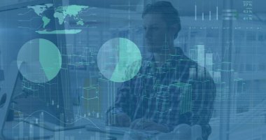 Masaüstü bilgisayarı kullanan şehir manzarası modeli ve odaklanmış beyaz mimarın grafikleri. Dijital kompozit, iş, analiz, çoklu pozlama, teknoloji, gelecek, meslek.