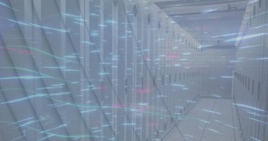 Boş bilgisayar sunucu odasında dönen parlak mavi ışık izleri. Küresel ağ ve iş depolama teknolojisi kavramı