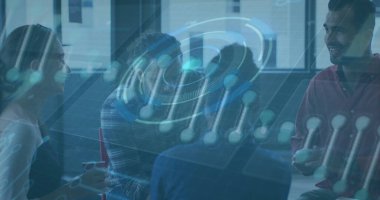 Çeşitli iş adamları üzerinde veri işleme ve DNA iplikçikleri ile kapsam taraması. Küresel iş, bilgisayar ve dijital arayüz kavramı dijital olarak oluşturulmuş görüntü.