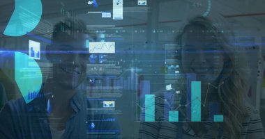 Kafkasyalı iş adamlarının veri işleme görüntüsü. Küresel iş ve dijital arayüz kavramı dijital olarak oluşturulmuş görüntü.