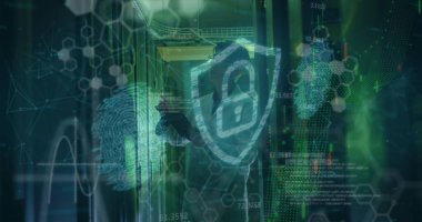 Sunucuların üzerindeki kimyasal formüllerin, grafiklerin, parmak izlerinin ve dijital asma kilidin resmi. Ağ, bağlantılar, veri işleme ve teknoloji konsepti dijital olarak oluşturulmuş görüntü.