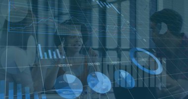 Çubuk grafiklerin resmi, ofiste tartışan çok ırklı meslektaşlara karşı hareket eden mali veriler. Dijital bileşik, çoklu pozlama, iş, teknoloji, kalkınma, ekonomi, toplantı.