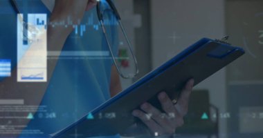 Hastanedeki panoya yazı yazan erkek sağlık çalışanının orta bölümündeki veri işleme görüntüsü. Tıbbi sağlık ve teknoloji konsepti