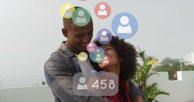 Afro-Amerikan çiftlerin birbirlerine sarılma sayısının giderek arttığı profil simgeleri. Sosyal medya ağ teknolojisi kavramı