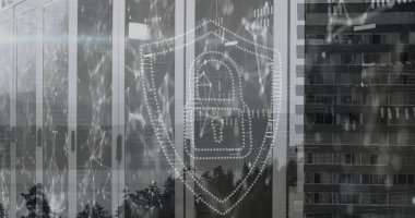 Ofis camı cephesinde, ağ hatlarıyla birlikte asma kilit simgesini gösteren noktalı kalkan ana hatları gösteriliyor. Güvenlik, teknoloji, kentsel koruma, yenilik, modern, altyapı