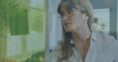 Kafkas iş kadınının ofisindeki veri işleme görüntüsü. Küresel iş ve dijital arayüz kavramı dijital olarak oluşturulmuş görüntü.